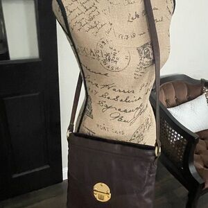 Vintage Leather Chic Brown Crossbody Bag with Gold Accent